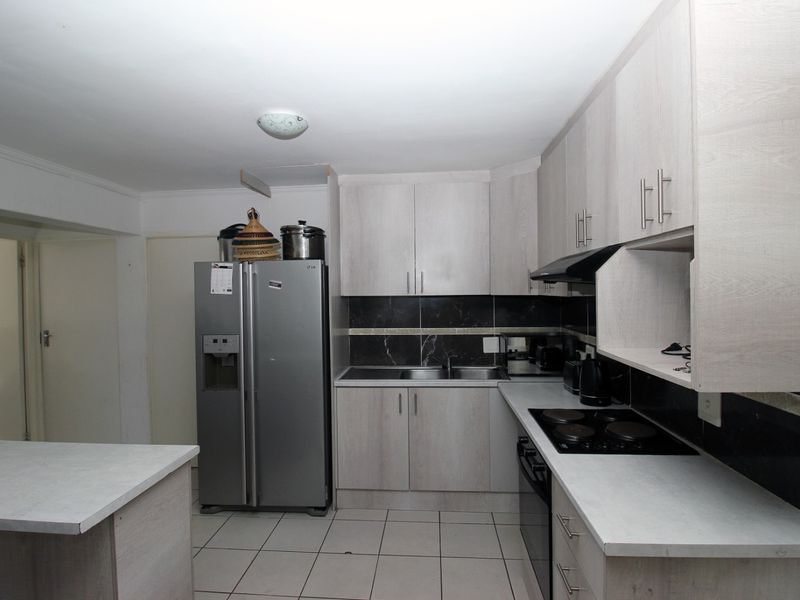 3 Bed Apartment in Delro Park for Sale - Photo 9