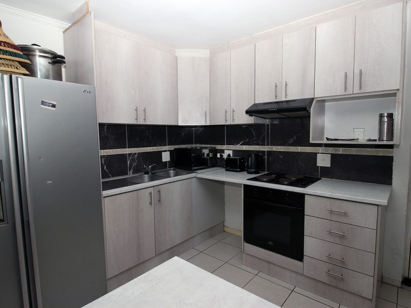 3 Bed Apartment in Delro Park for Sale - Photo 8