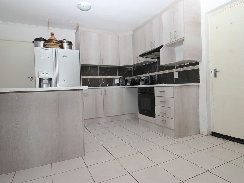 3 Bed Apartment in Delro Park for Sale - Photo 7