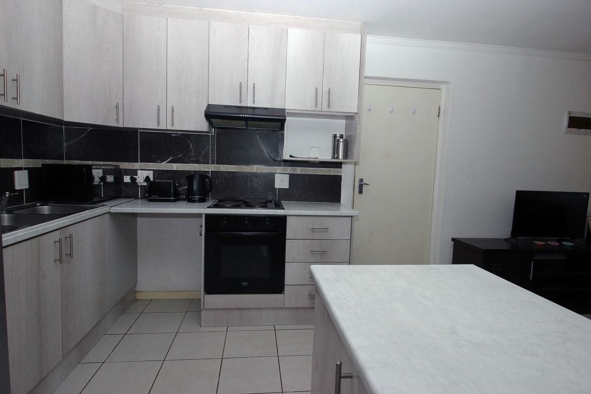 3 Bed Apartment in Delro Park for Sale - Photo 2