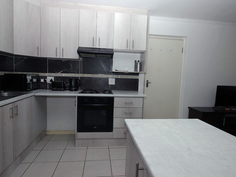 3 Bed Apartment in Delro Park for Sale - Photo 2