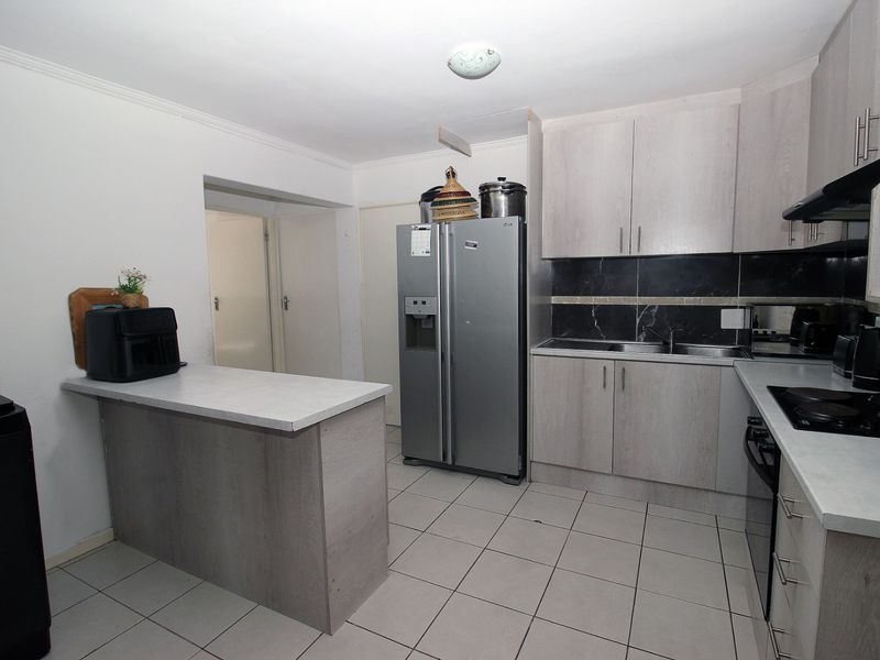 3 Bed Apartment in Delro Park for Sale - Photo 6