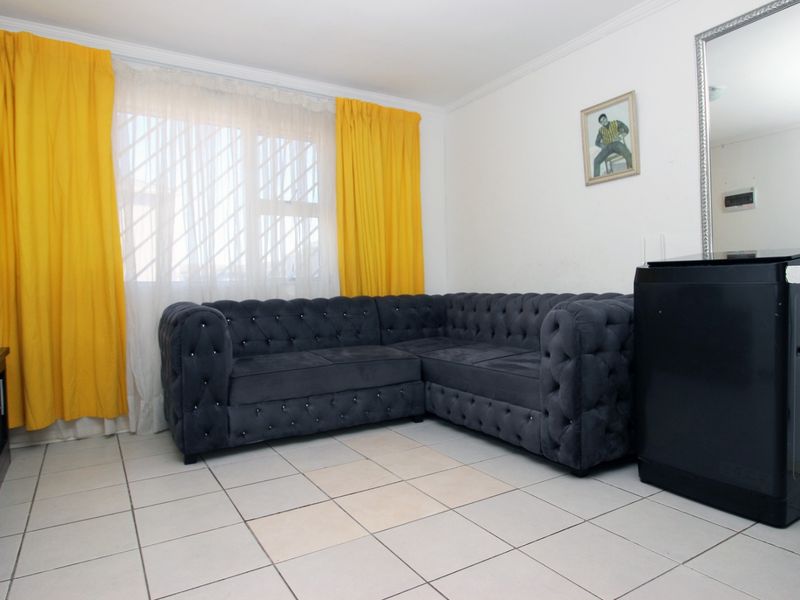 3 Bed Apartment in Delro Park for Sale - Photo 4