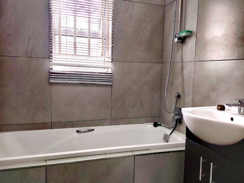 3 bedroom House to Rent  - Photo 4