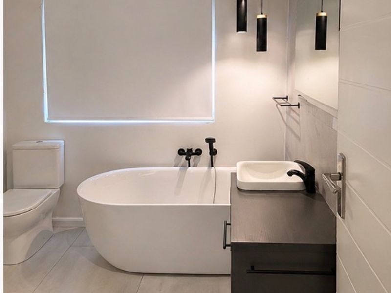 Spacious 3-Bedroom House To Rent   This lovely 3-bedroom home offers comfort, space, and convenience—perfect for families looking for a peaceful place to call home.  Property Features:  3 well-sized bedrooms 1 bathroom Spacious kitchen Large, comfortable lounge Single garage Additional secure parking  Generous Yard: Enjoy a big yard with plenty of space—ideal for kids, pets, or simply relaxing outdoors.  Located in a safe and secure area, giving you peace of mind.  Prime Location:  Close to schools Near Oakfields Pick n Pay Easy access to main routes and amenities  This home combines space, convenience, and great value don’t miss out!  Contact today to arrange a viewing. - Photo 4