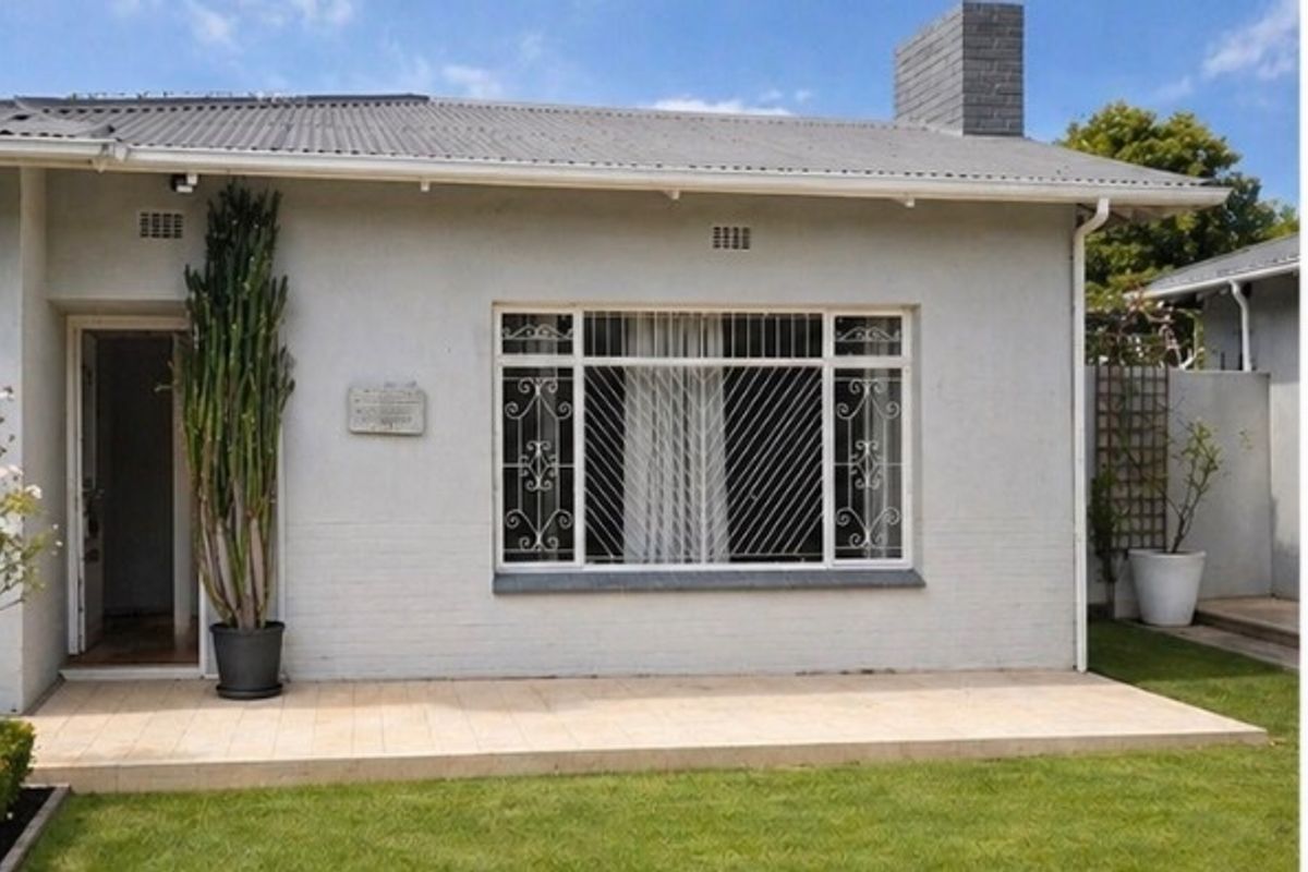 Spacious 3-Bedroom House To Rent   This lovely 3-bedroom home offers comfort, space, and convenience—perfect for families looking for a peaceful place to call home.  Property Features:  3 well-sized bedrooms 1 bathroom Spacious kitchen Large, comfortable lounge Single garage Additional secure parking  Generous Yard: Enjoy a big yard with plenty of space—ideal for kids, pets, or simply relaxing outdoors.  Located in a safe and secure area, giving you peace of mind.  Prime Location:  Close to schools Near Oakfields Pick n Pay Easy access to main routes and amenities  This home combines space, convenience, and great value don’t miss out!  Contact today to arrange a viewing. - Photo 2