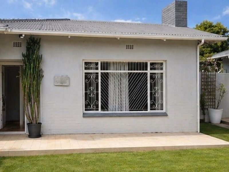 Spacious 3-Bedroom House To Rent   This lovely 3-bedroom home offers comfort, space, and convenience—perfect for families looking for a peaceful place to call home.  Property Features:  3 well-sized bedrooms 1 bathroom Spacious kitchen Large, comfortable lounge Single garage Additional secure parking  Generous Yard: Enjoy a big yard with plenty of space—ideal for kids, pets, or simply relaxing outdoors.  Located in a safe and secure area, giving you peace of mind.  Prime Location:  Close to schools Near Oakfields Pick n Pay Easy access to main routes and amenities  This home combines space, convenience, and great value don’t miss out!  Contact today to arrange a viewing. - Photo 2