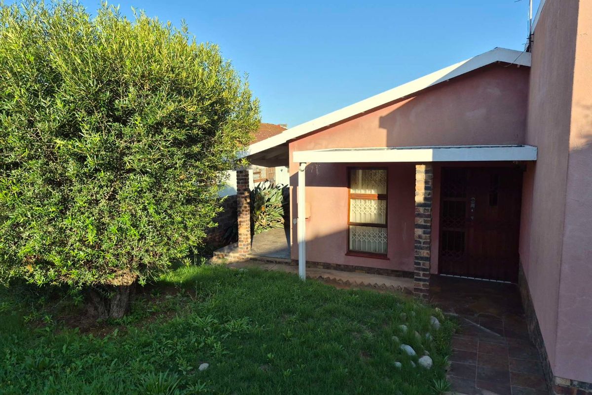 3 bedroom house for sale in KwaMagxaki - Photo 3