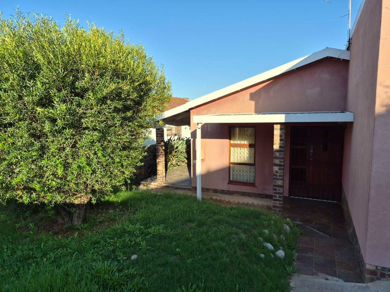 3 bedroom house for sale in KwaMagxaki - Photo 3