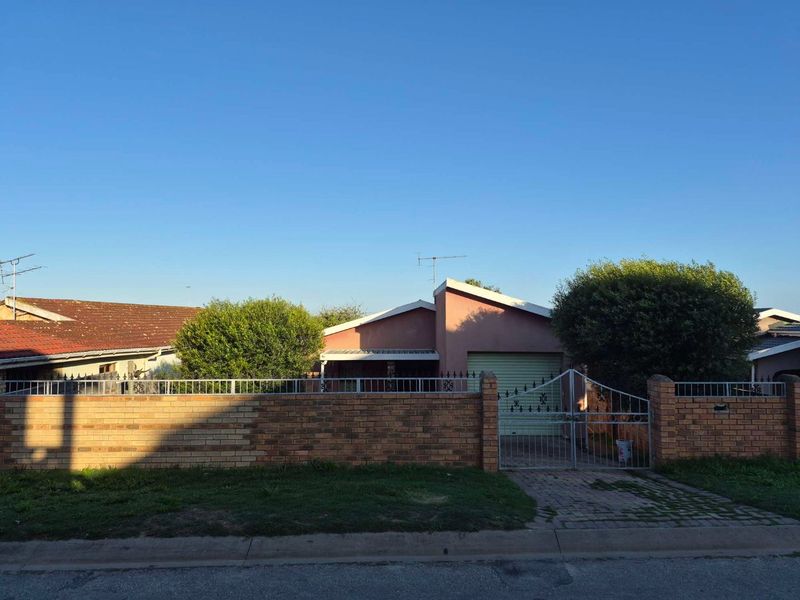 3 bedroom house for sale in KwaMagxaki - Photo 1