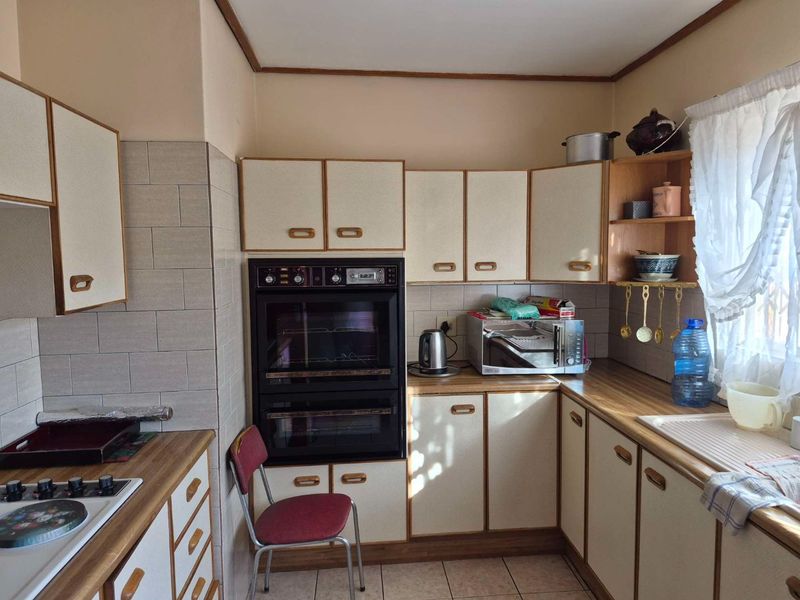3 bedroom house for sale in KwaMagxaki - Photo 7