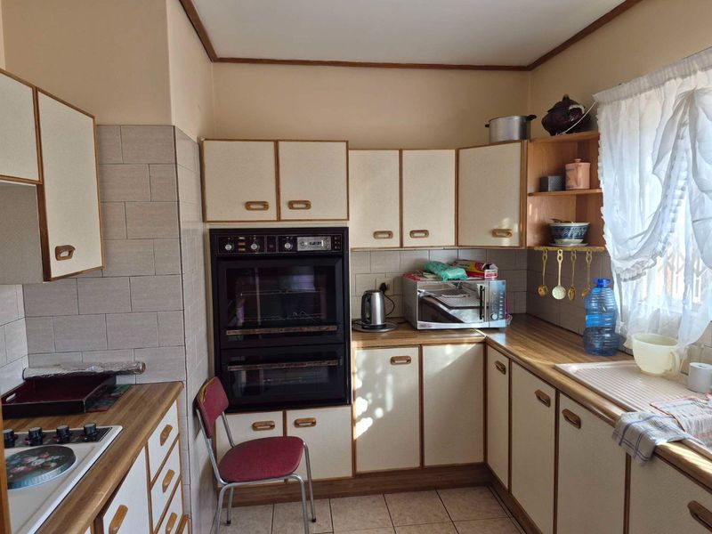3 bedroom house for sale in KwaMagxaki - Photo 6