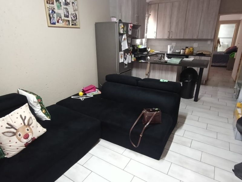 Charming 2-Bedroom Apartment To Rent   Looking for a comfortable and secure place to call home? This lovely 2-bedroom apartment offers everything you need for relaxed and convenient living.  Property Features: 2 well-sized bedrooms   neat bathroom   Spacious kitchen   Cozy lounge area   Safe and secure parking    Pet-Friendly – because your furry friends matter too!  Situated in a very safe and secure environment, giving you peace of mind.  Prime Location: Close to schools   Conveniently located near Oakfields Weekampay   Easy access to main routes and amenities    This apartment is perfect for small families, couples, or working professionals looking for a neat and secure space in a great area.  Don’t miss out—contact today to arrange a viewing! - Photo 5