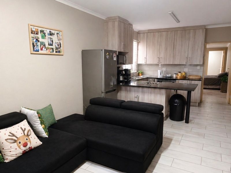 Charming 2-Bedroom Apartment To Rent   Looking for a comfortable and secure place to call home? This lovely 2-bedroom apartment offers everything you need for relaxed and convenient living.  Property Features: 2 well-sized bedrooms   neat bathroom   Spacious kitchen   Cozy lounge area   Safe and secure parking    Pet-Friendly – because your furry friends matter too!  Situated in a very safe and secure environment, giving you peace of mind.  Prime Location: Close to schools   Conveniently located near Oakfields Weekampay   Easy access to main routes and amenities    This apartment is perfect for small families, couples, or working professionals looking for a neat and secure space in a great area.  Don’t miss out—contact today to arrange a viewing! - Photo 4