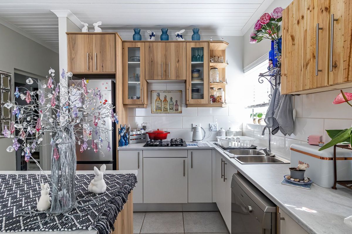 Beautiful Coastal Townhouse with low maintenance garden - Photo 3
