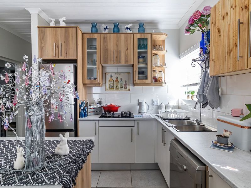 Beautiful Coastal Townhouse with low maintenance garden - Photo 3
