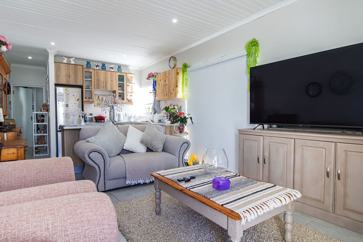 Beautiful Coastal Townhouse with low maintenance garden - Photo 2