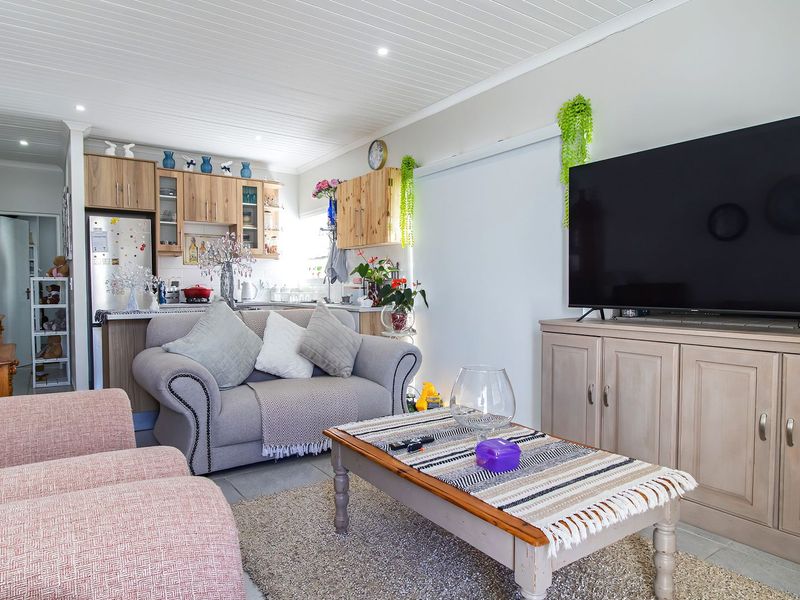 Beautiful Coastal Townhouse with low maintenance garden - Photo 2