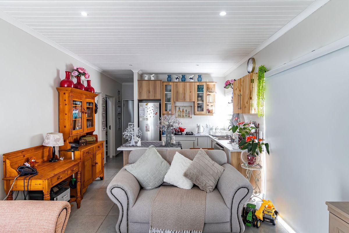 Beautiful Coastal Townhouse with low maintenance garden - Photo 4