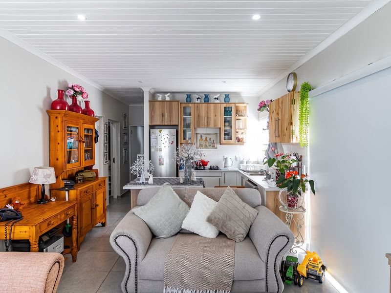 Beautiful Coastal Townhouse with low maintenance garden - Photo 4