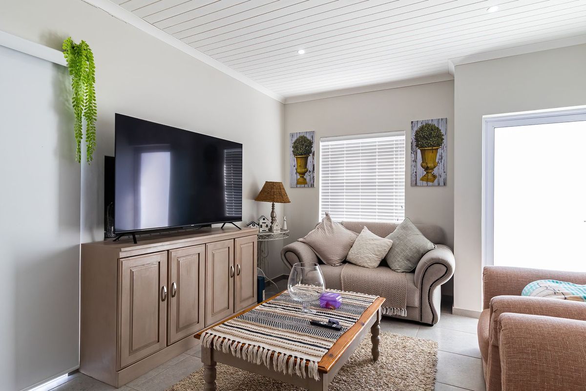 Beautiful Coastal Townhouse with low maintenance garden - Photo 5