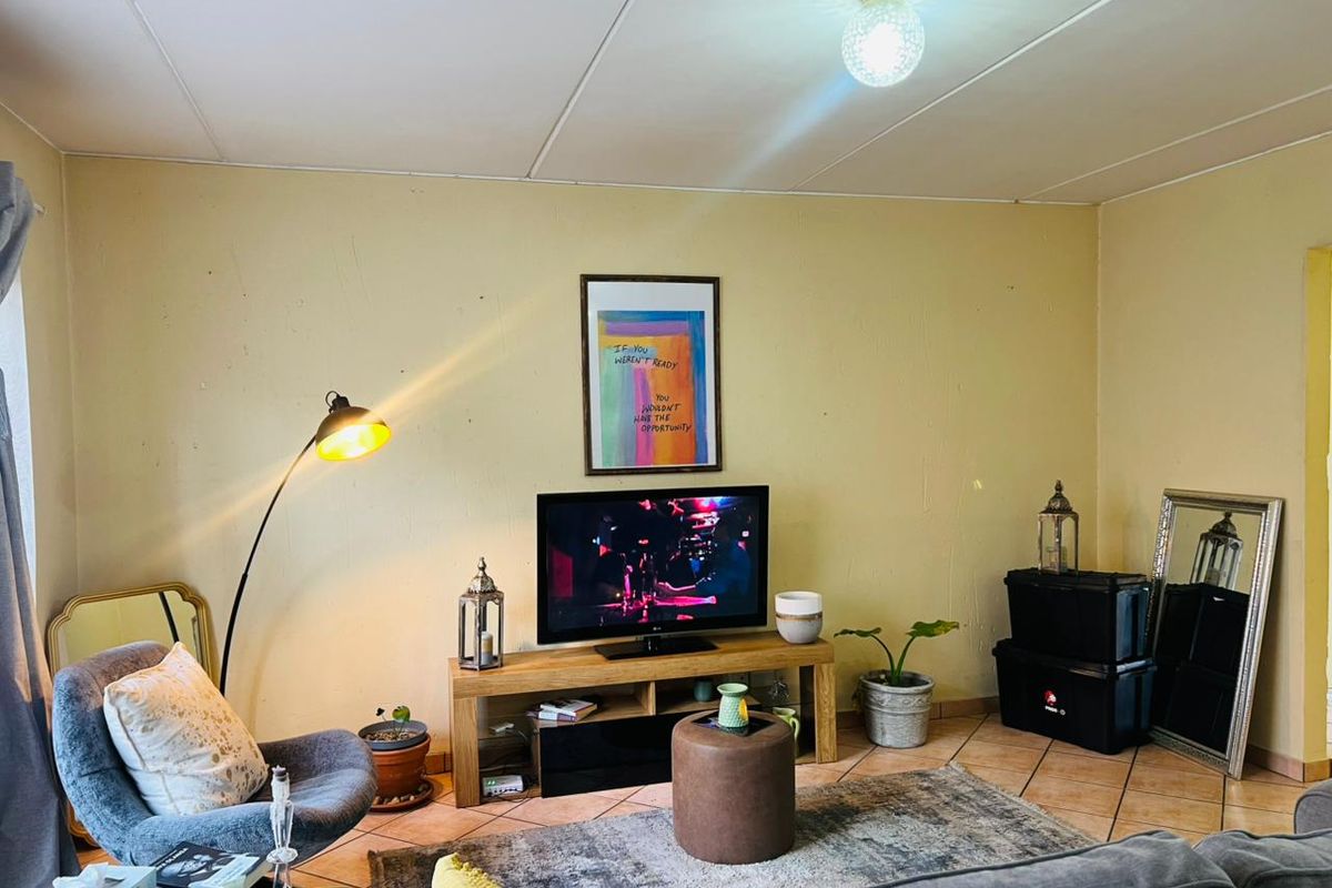 3 Bedroom Ground Floor Unit To Let - Photo 4