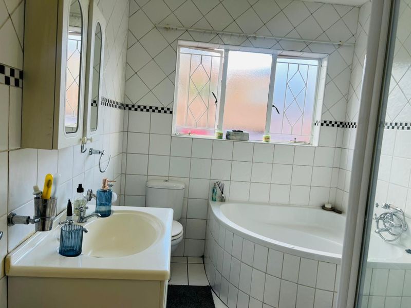 3 Bedroom Ground Floor Unit To Let - Photo 10