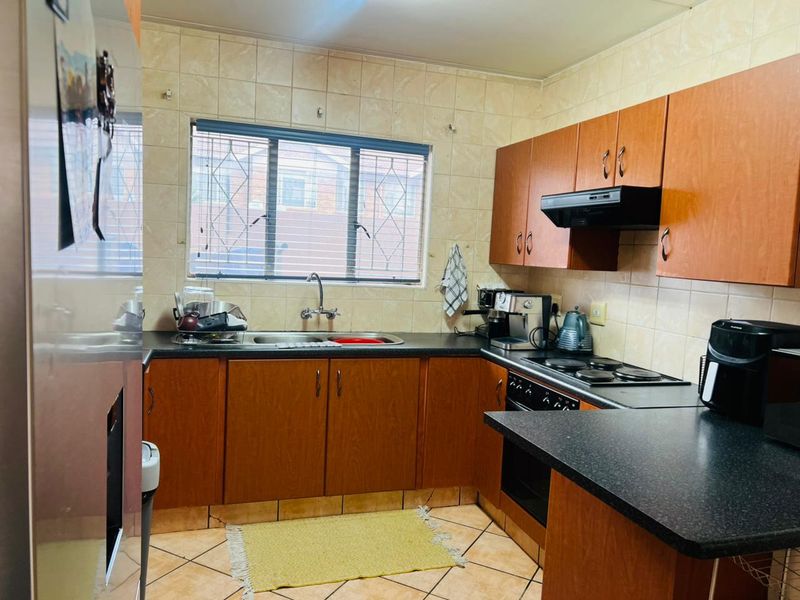 3 Bedroom Ground Floor Unit To Let - Photo 7