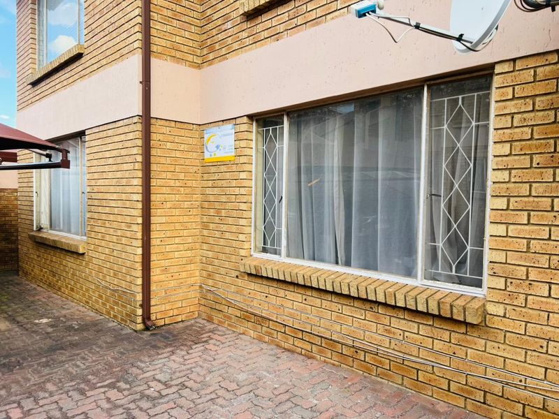 3 Bedroom Ground Floor Unit To Let - Photo 8