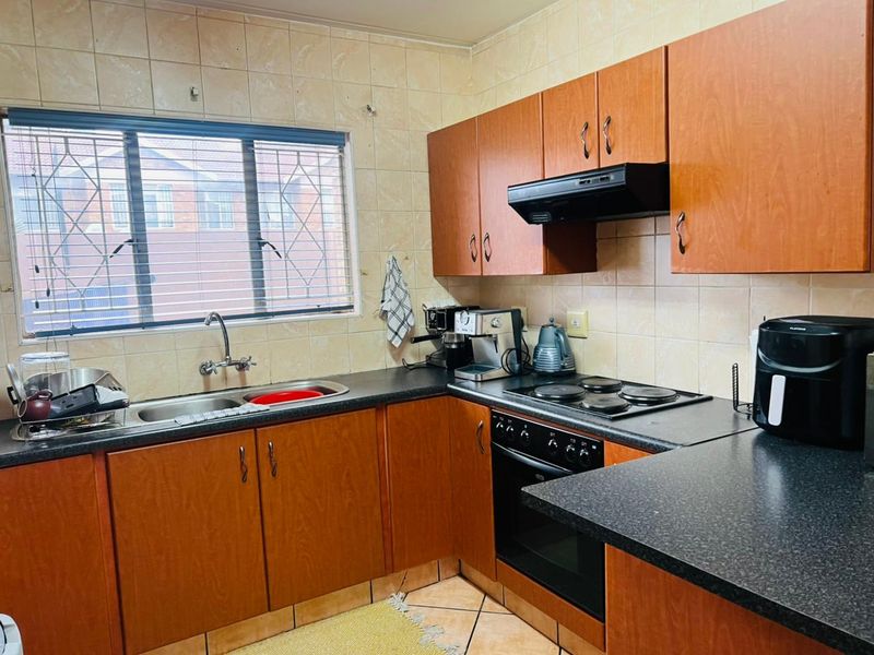 3 Bedroom Ground Floor Unit To Let - Photo 6