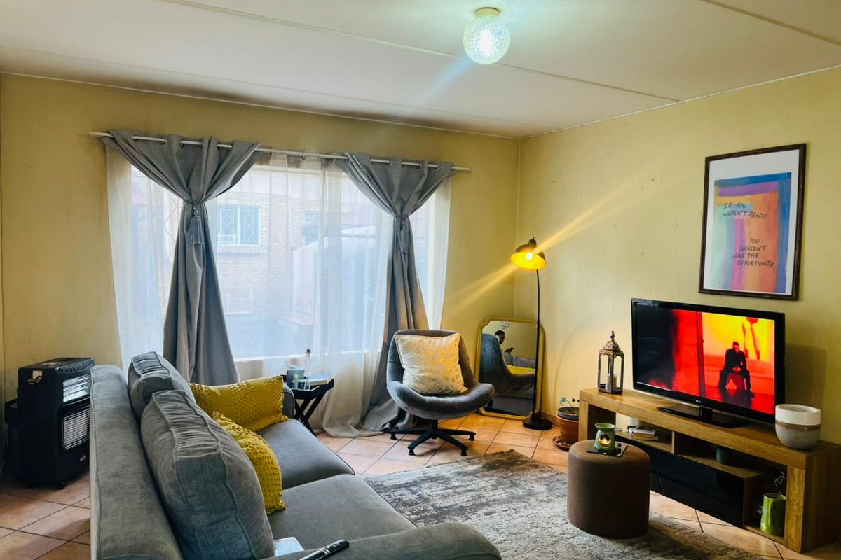 3 Bedroom Ground Floor Unit To Let - Photo 2