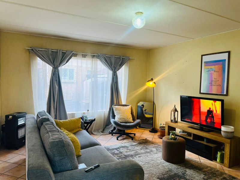 3 Bedroom Ground Floor Unit To Let - Photo 2