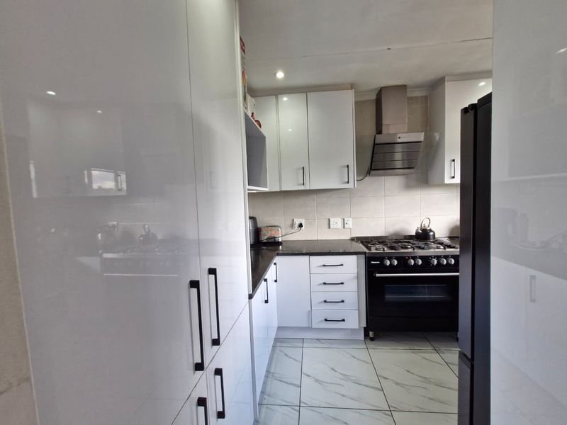 Spacious 2 Bedroom First Floor Apartment in a Secure Complex - Photo 4