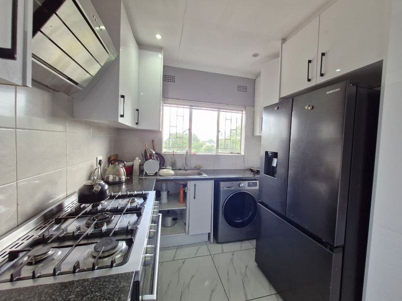 Spacious 2 Bedroom First Floor Apartment in a Secure Complex - Photo 3