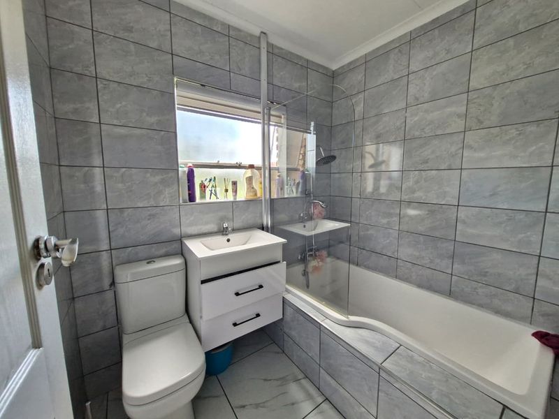 Spacious 2 Bedroom First Floor Apartment in a Secure Complex - Photo 10