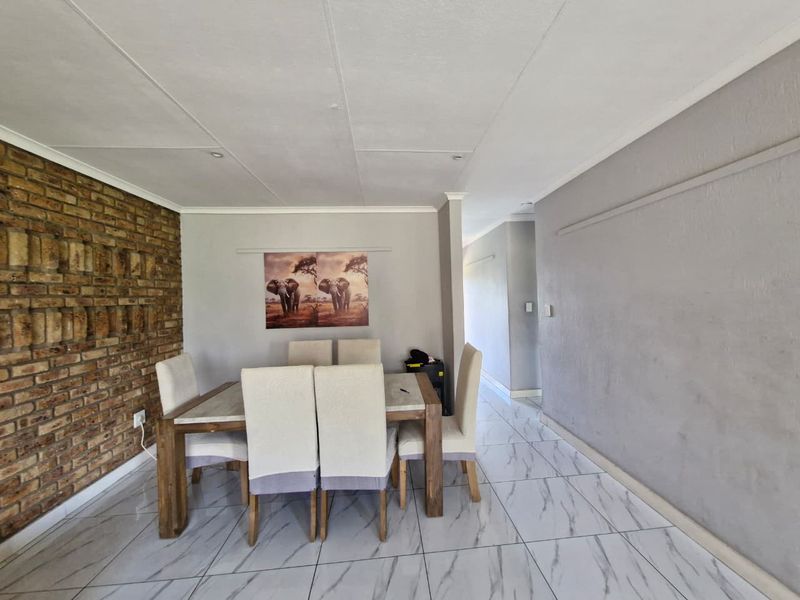 Spacious 2 Bedroom First Floor Apartment in a Secure Complex - Photo 9