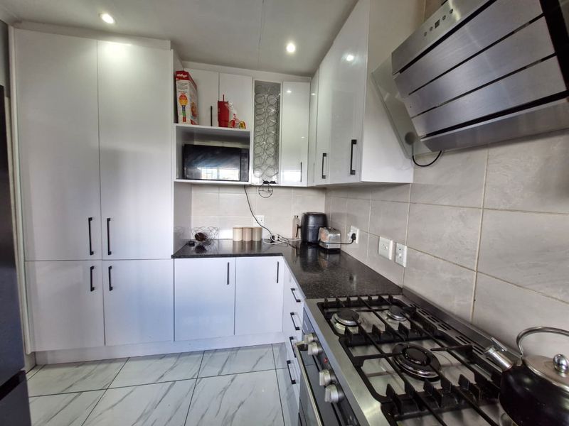 Spacious 2 Bedroom First Floor Apartment in a Secure Complex - Photo 2