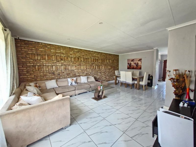 Spacious 2 Bedroom First Floor Apartment in a Secure Complex - Photo 8