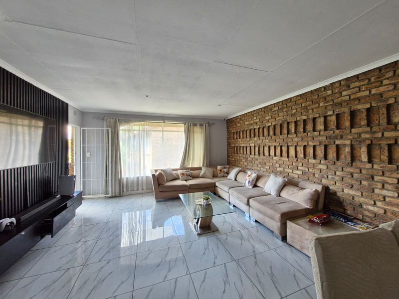 Spacious 2 Bedroom First Floor Apartment in a Secure Complex - Photo 7