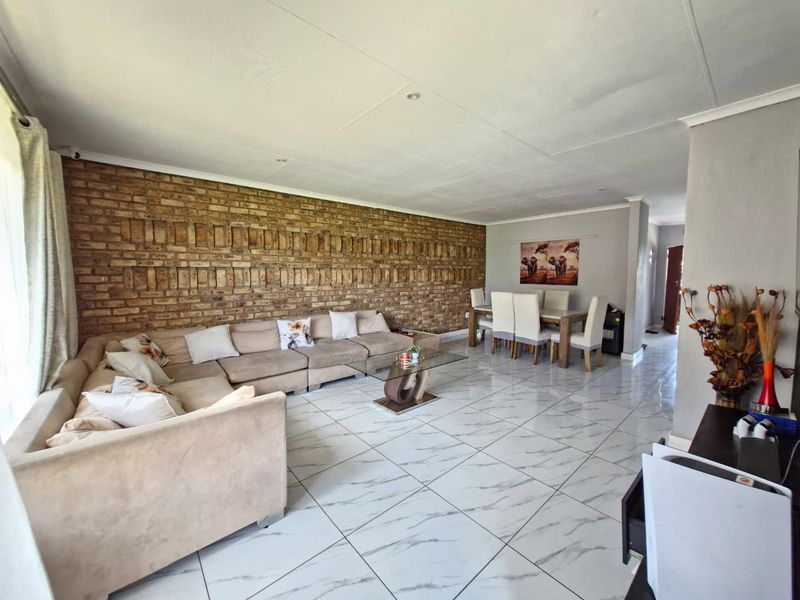 Spacious 2 Bedroom First Floor Apartment in a Secure Complex - Photo 6