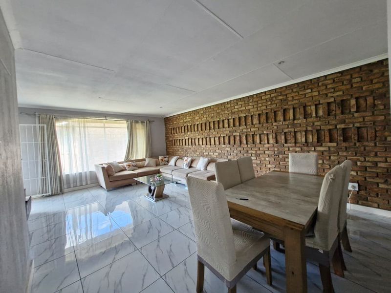 Spacious 2 Bedroom First Floor Apartment in a Secure Complex - Photo 5