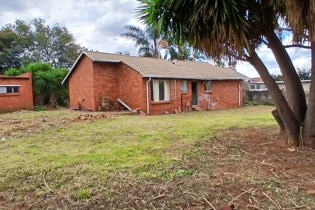3 BEDROOMS, FIXER UP WITH FLATLET - Photo 2