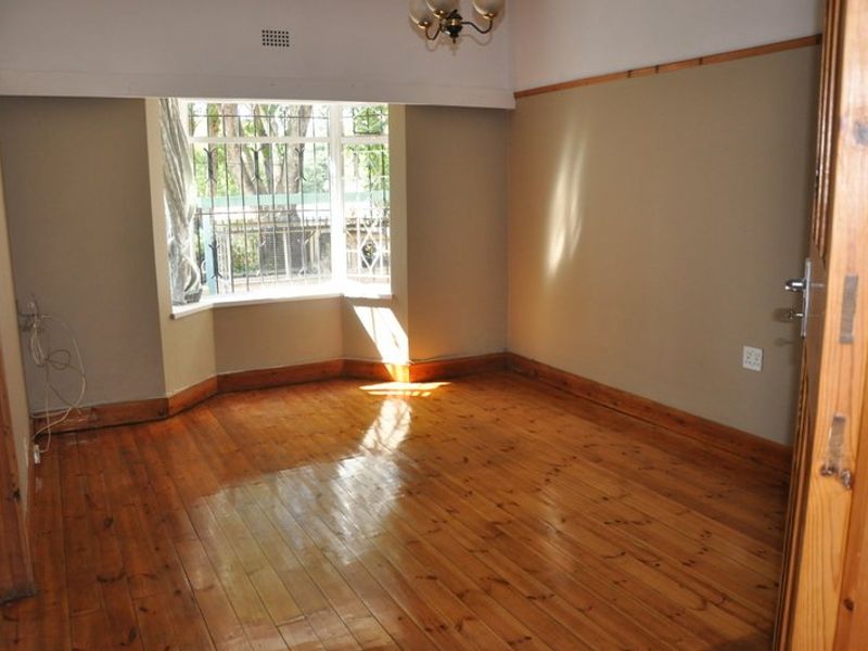 Triple-stand Investment Opportunity in Secure Kensington Street - Photo 8
