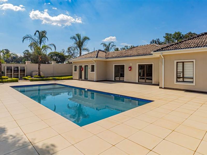 Contemporary Living Meets Everyday Convenience - Photo 8