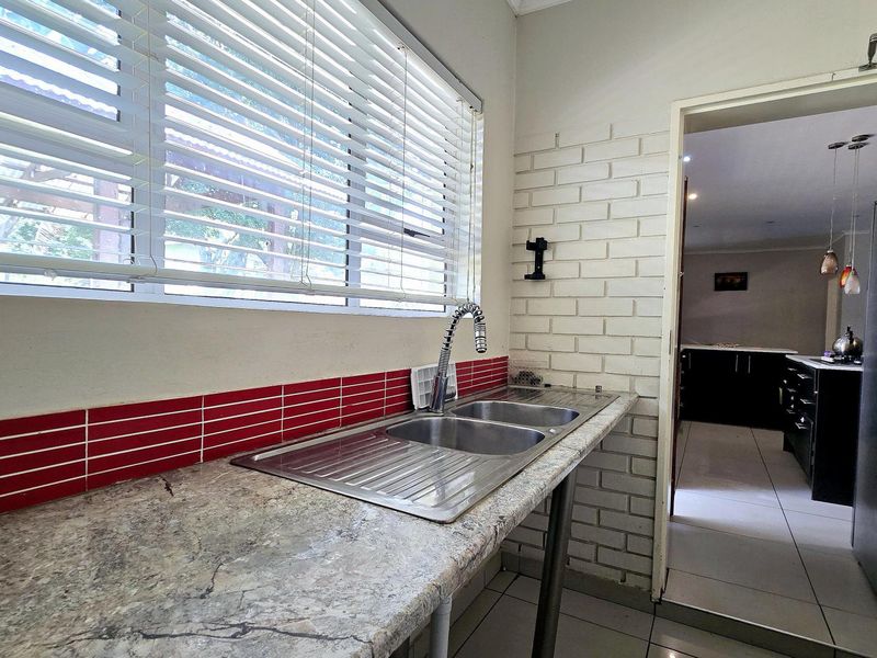 4 bedroom, 2 bathroom house for sale in Meyerspark  - Photo 4