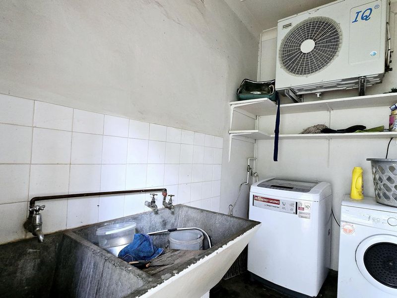 4 bedroom, 2 bathroom house for sale in Meyerspark  - Photo 5