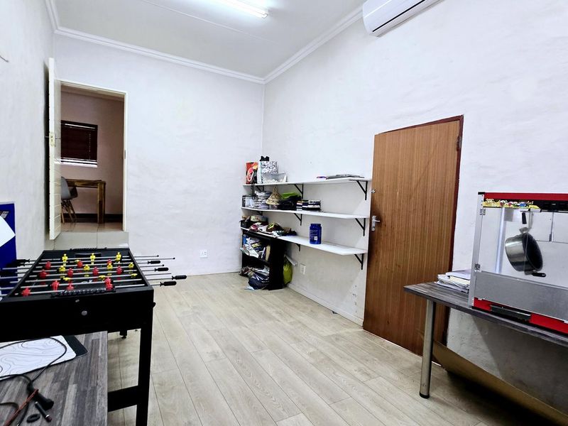 4 bedroom, 2 bathroom house for sale in Meyerspark  - Photo 8