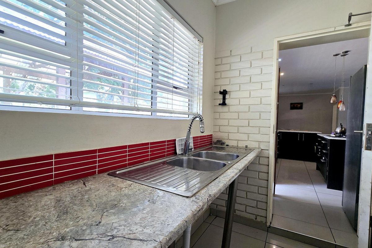 4 bedroom, 2 bathroom house for sale in Meyerspark  - Photo 4