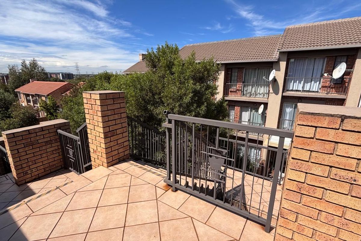 Spacious 2-Bedroom in Secure Eco Park - Photo 3