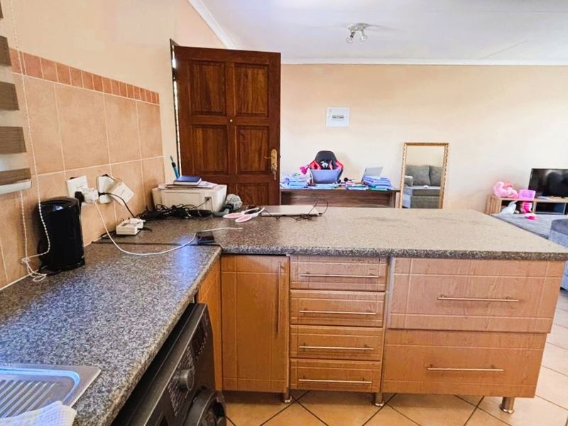 Spacious 2-Bedroom in Secure Eco Park - Photo 7